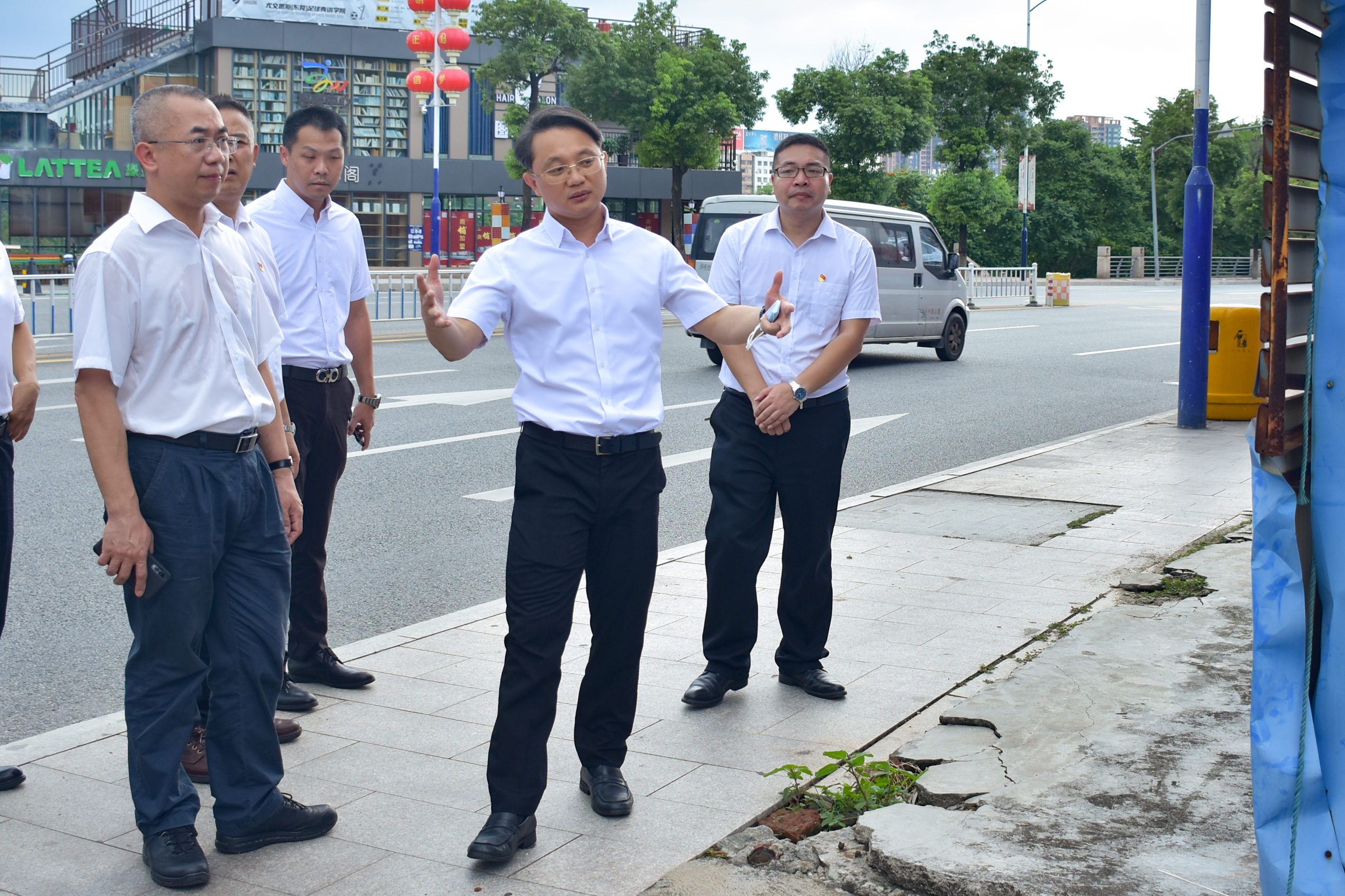 9月2日,石龙镇委书记陈庆松率队到林屋村开展调研,加快全面推进乡村