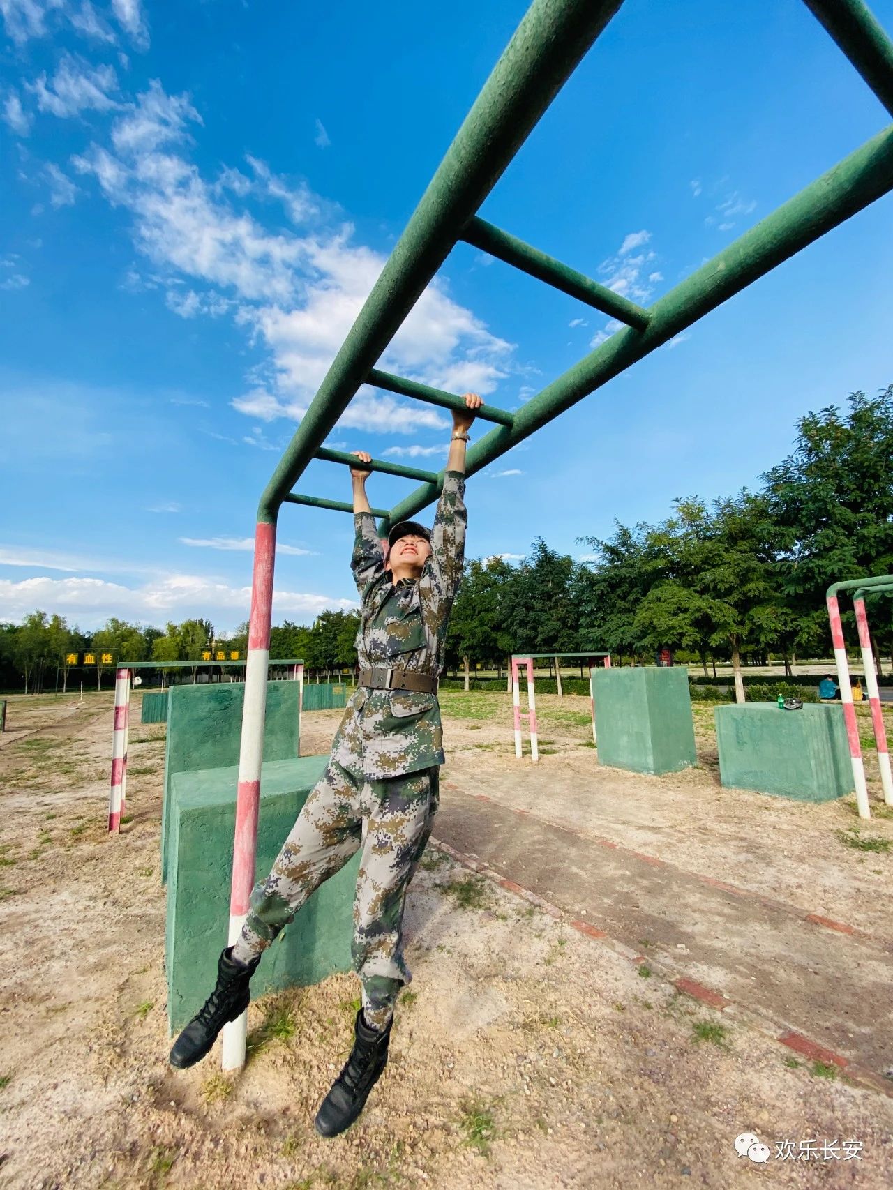 李静婷当兵时训练图不爱红妆爱武装的李静婷曾经也是一名陆军军人