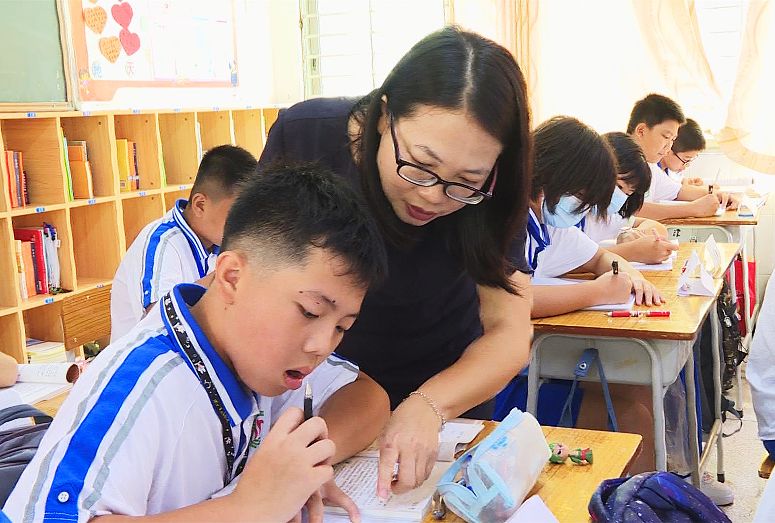 香市中学德育主任周盛超说道"吴志伟老师来我们香中已经19个春秋,在