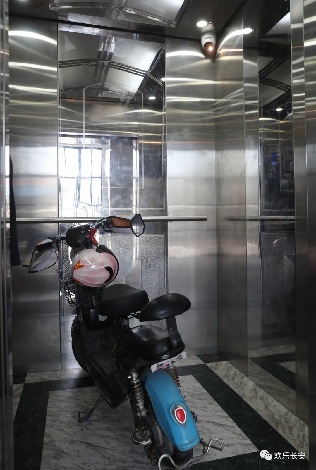 67电动车想乘梯上楼没门