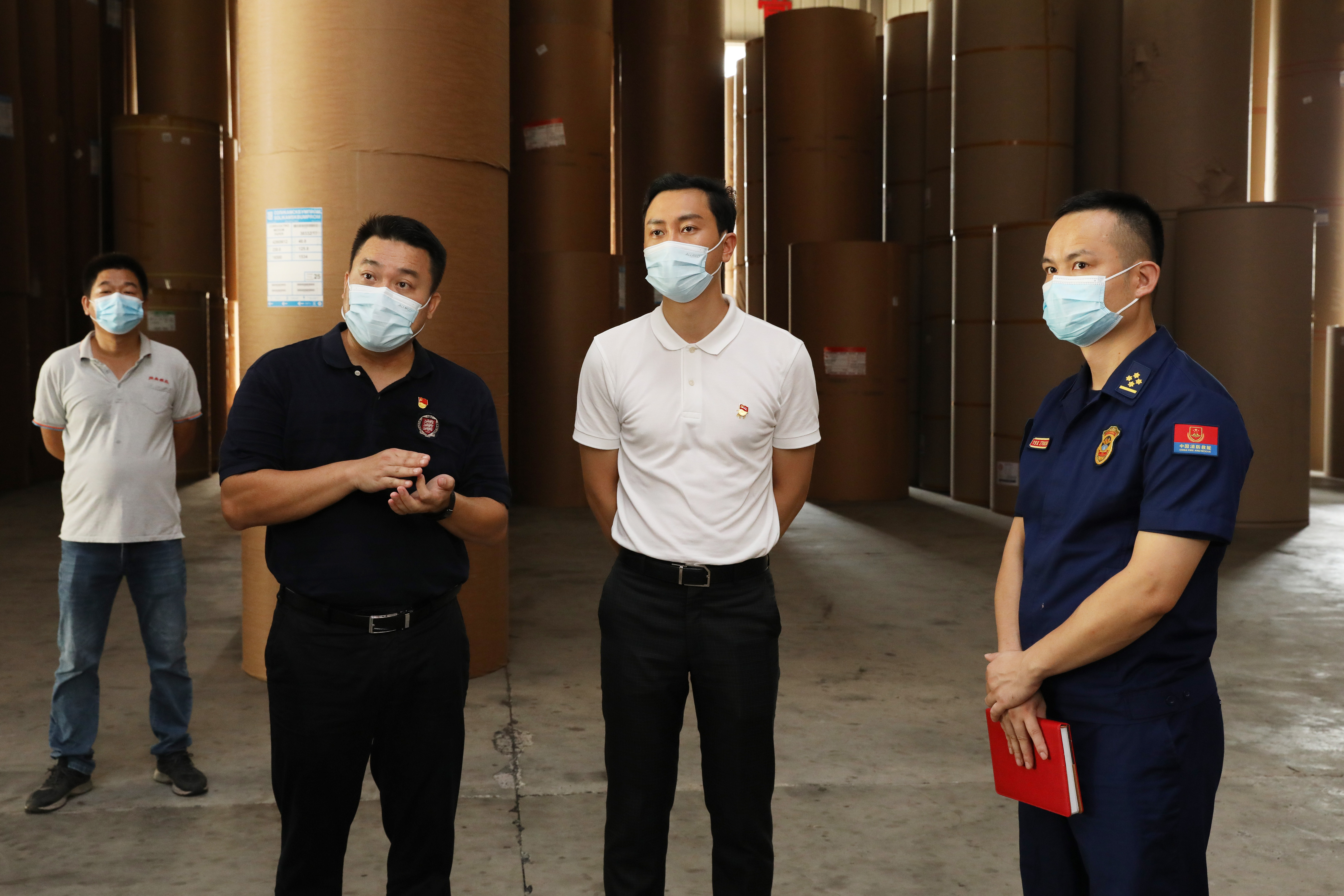 企石镇委副书记,镇长袁检文来到强励塑胶五金制品有限公司,同舟纸品