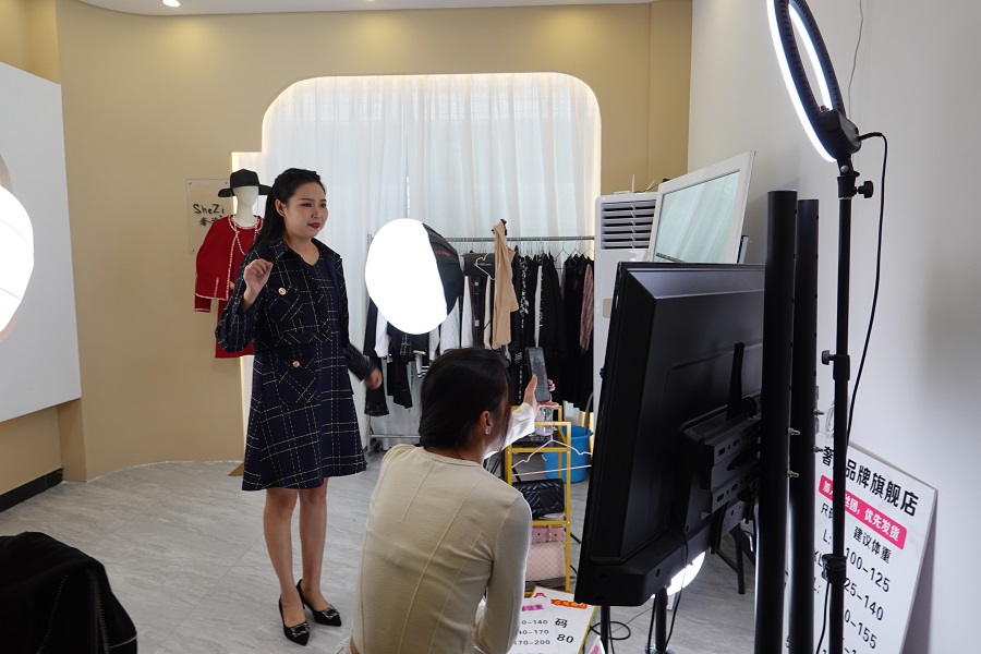图为虎门电商产业园内主播直播卖衣服.jpg