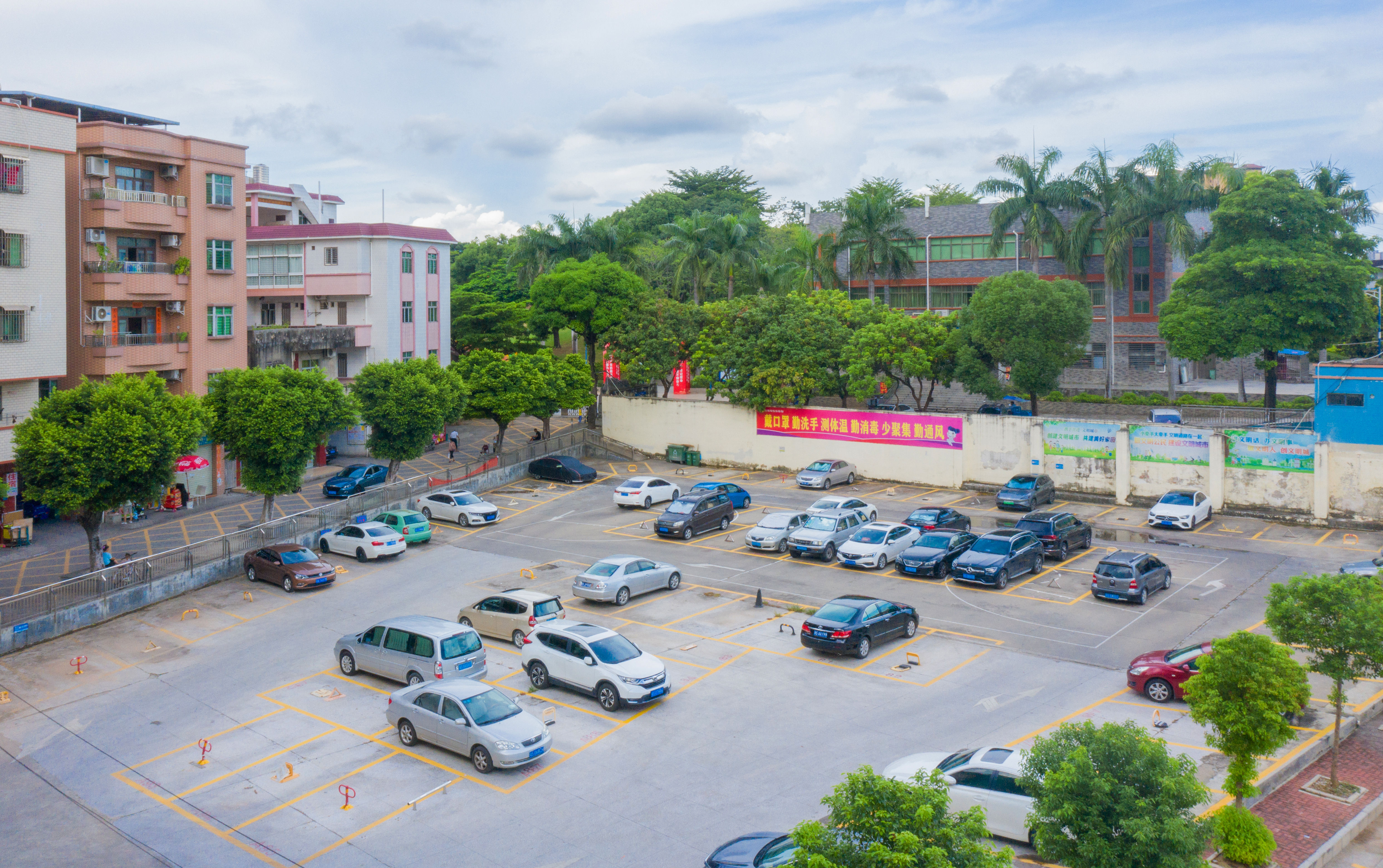 蜂蜜浏览器_图为新联社区露天停车场.jpg
