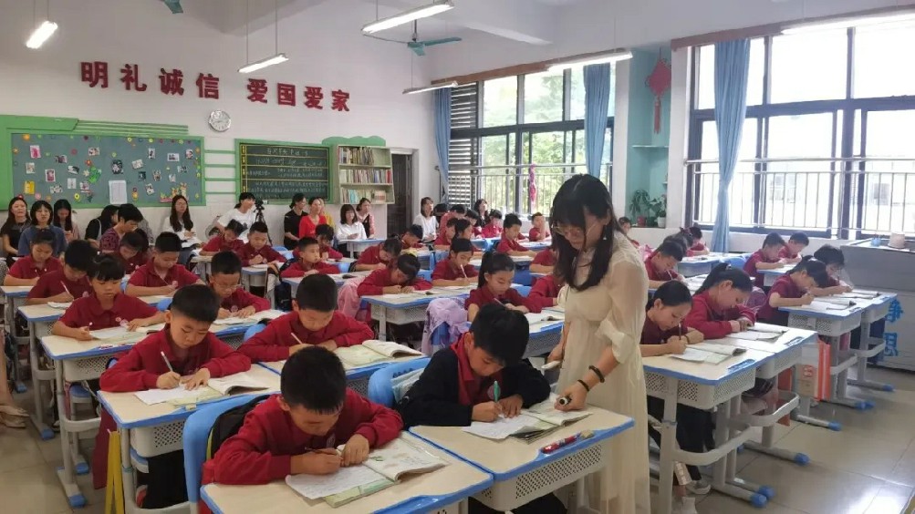 大朗镇中心小学低段语文"单元导学课"的专题研讨