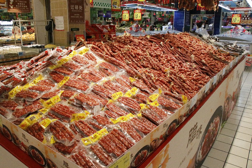 了腊味专卖区,各式腊味"欢聚一堂",除了有广式腊肠,还有肥肥的腊鸭腿
