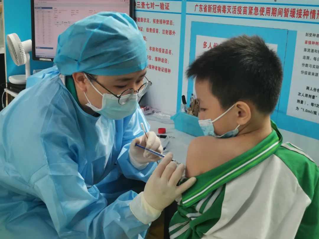 大岭山安全有序组织小学生接种新冠疫苗!