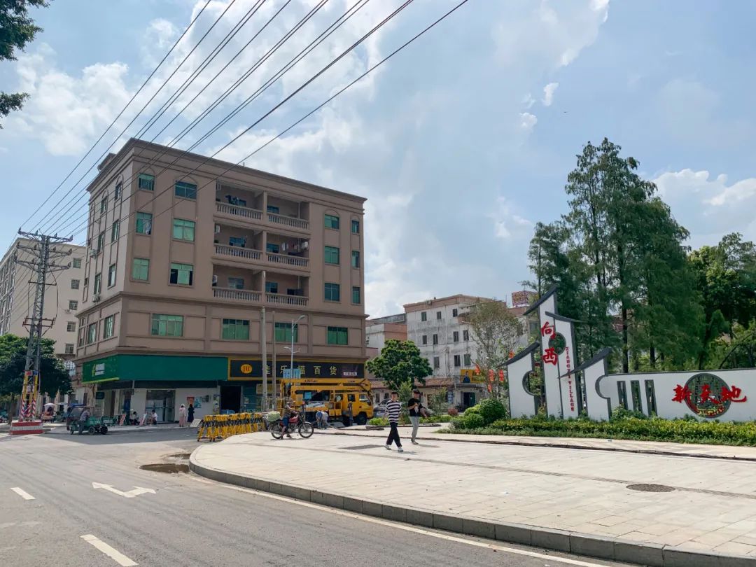 石排城管为辖区内的暗区打通"最后一公里",通过新增路灯措施,为向西村