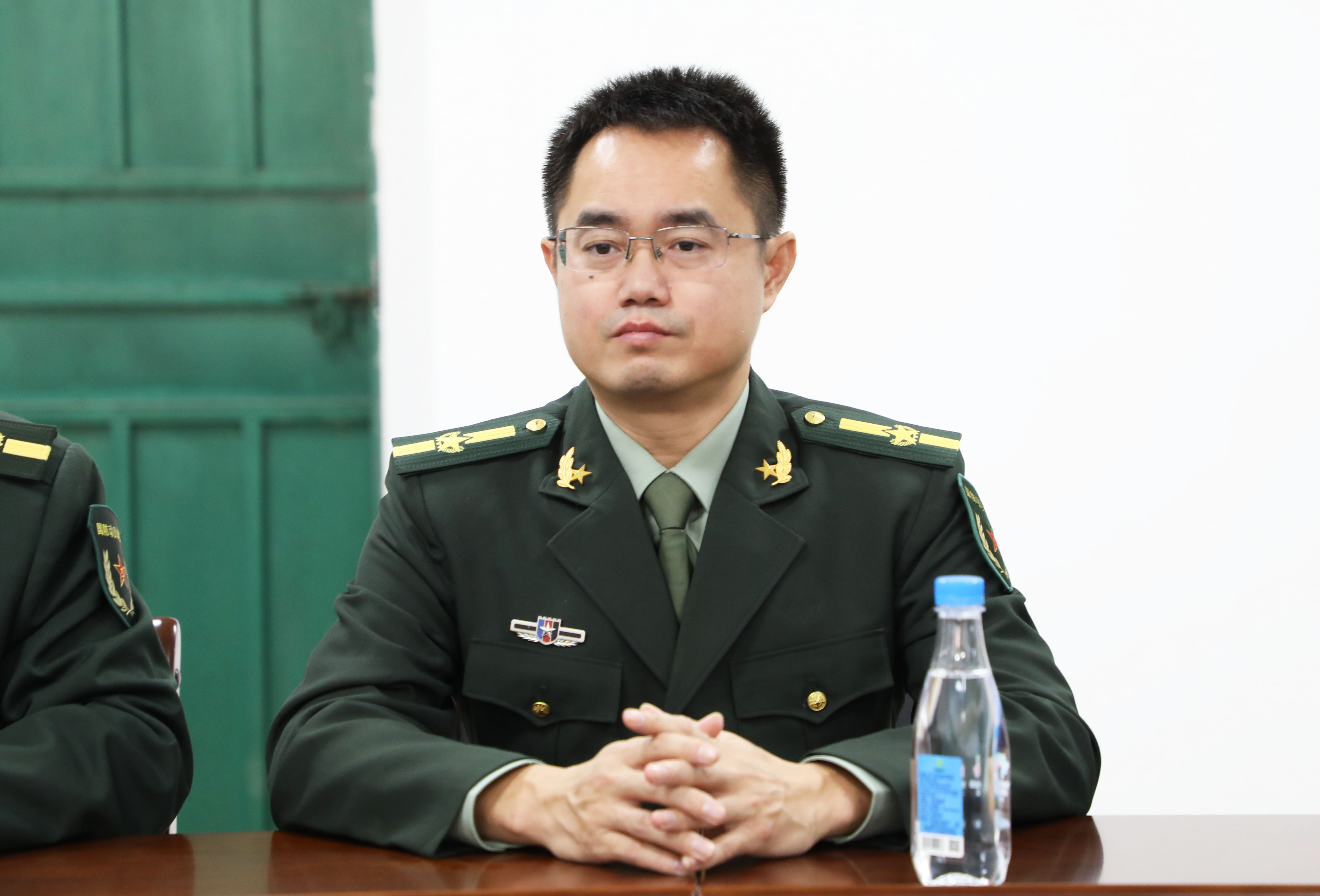我为群众办实事|谢岗镇为两名四有优秀士兵家属送喜报