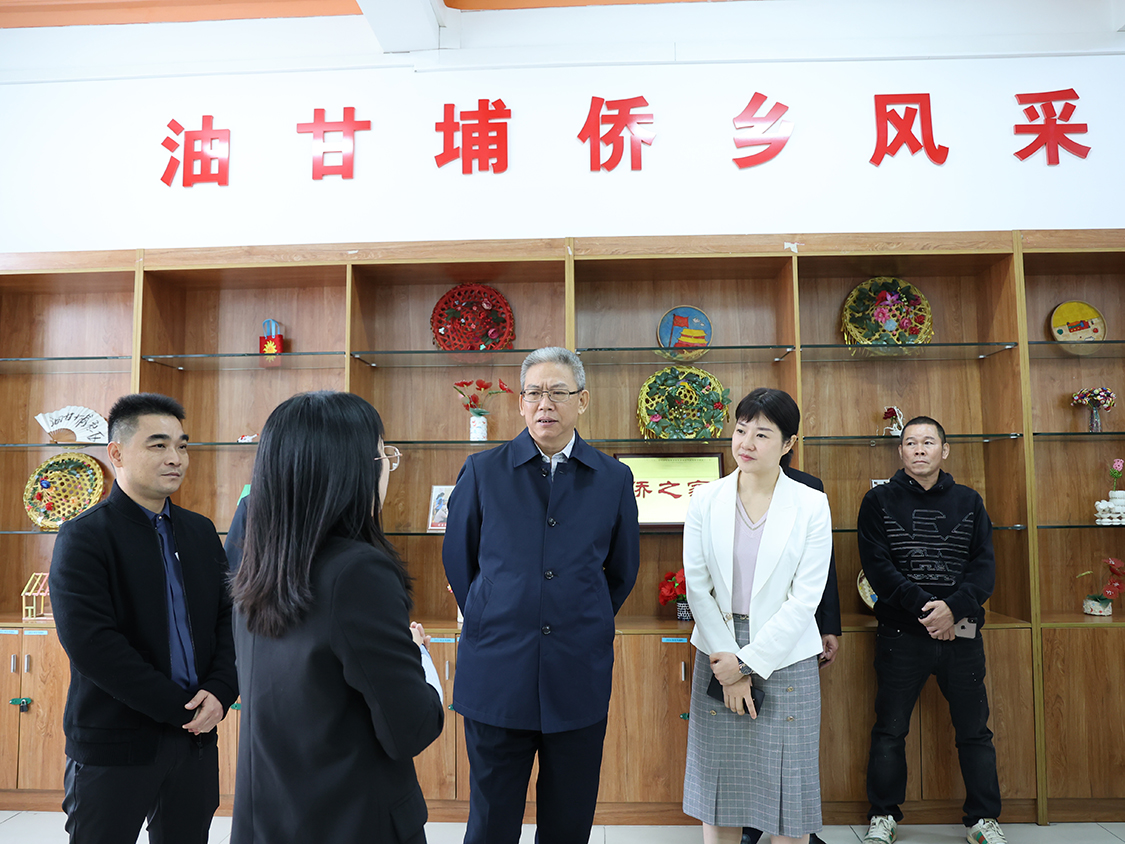 调研中,市政协港澳台侨外事委员会主任尹照容一行在凤岗镇委委员熊赟