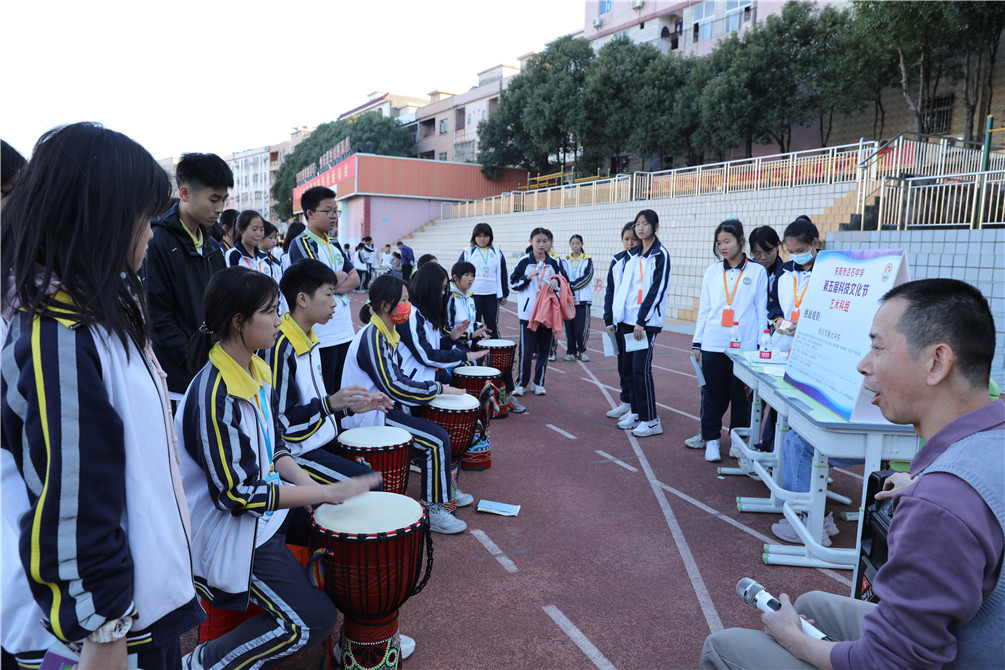 比智力拼体力企石中学开展科技文化节游园活动