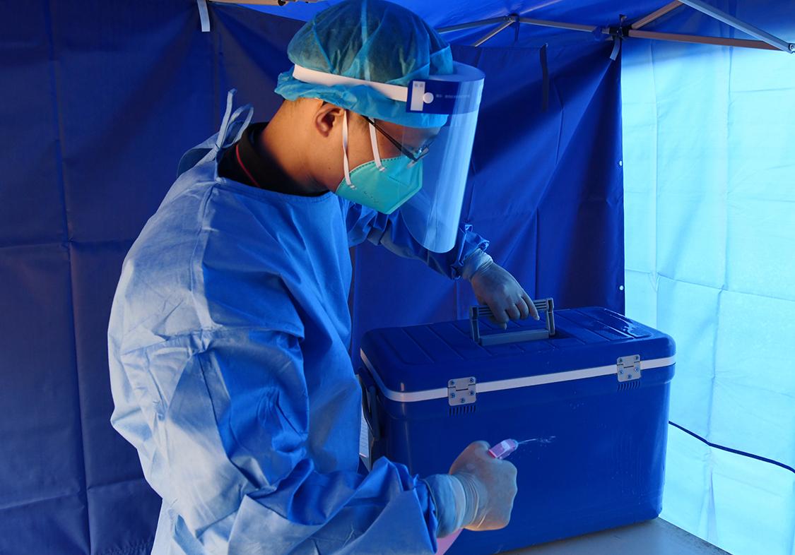 与时间赛跑直击凤岗镇核酸检测采样标本转运现场