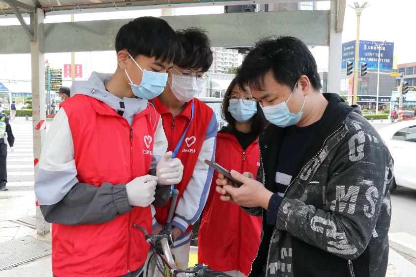 大朗:大学生志愿者走上街头开展文明交通劝导活动