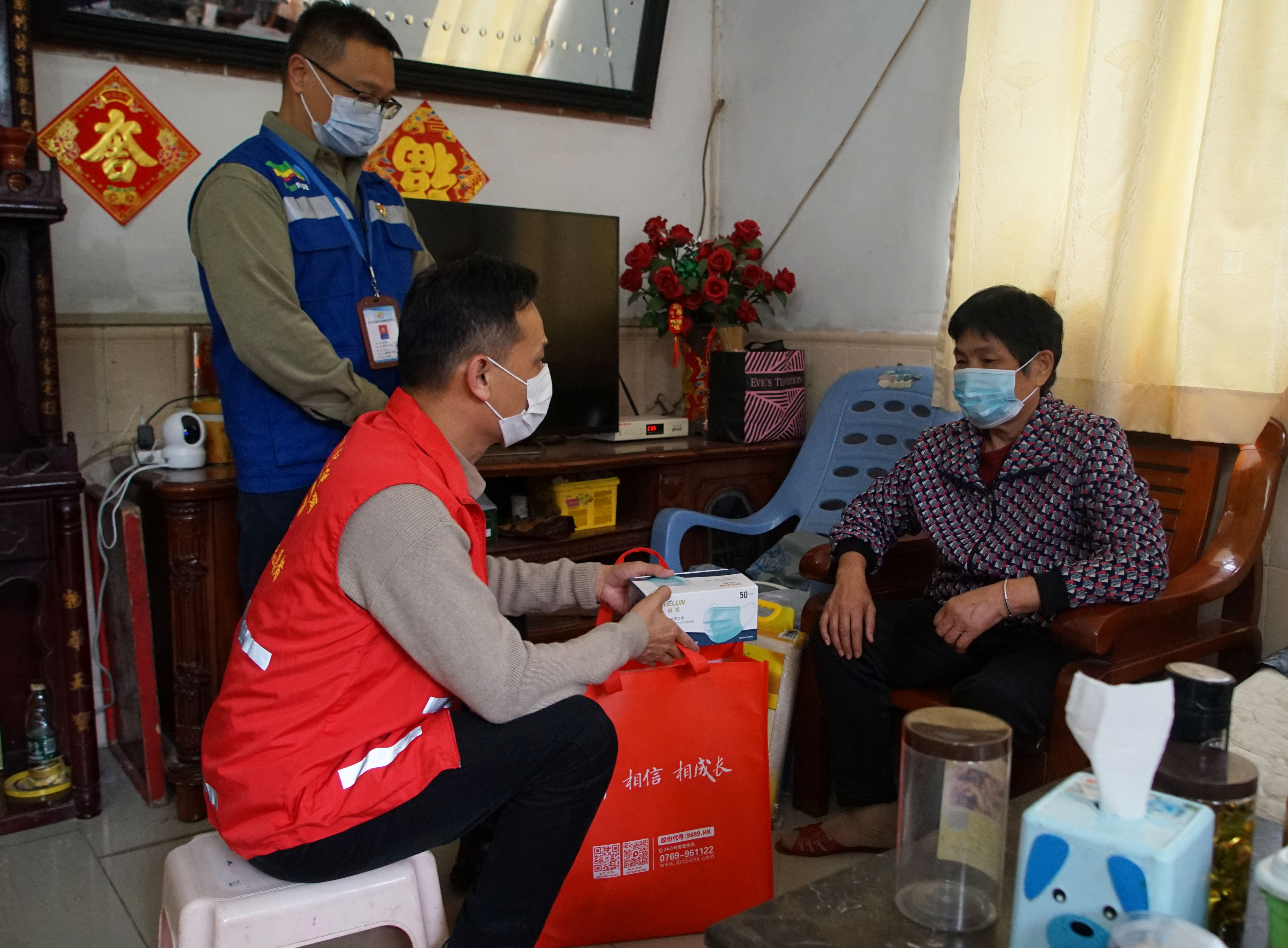 新春走基层|陈家埔村党员干部开展"敲门行动" 向困难群众送祝福送温暖