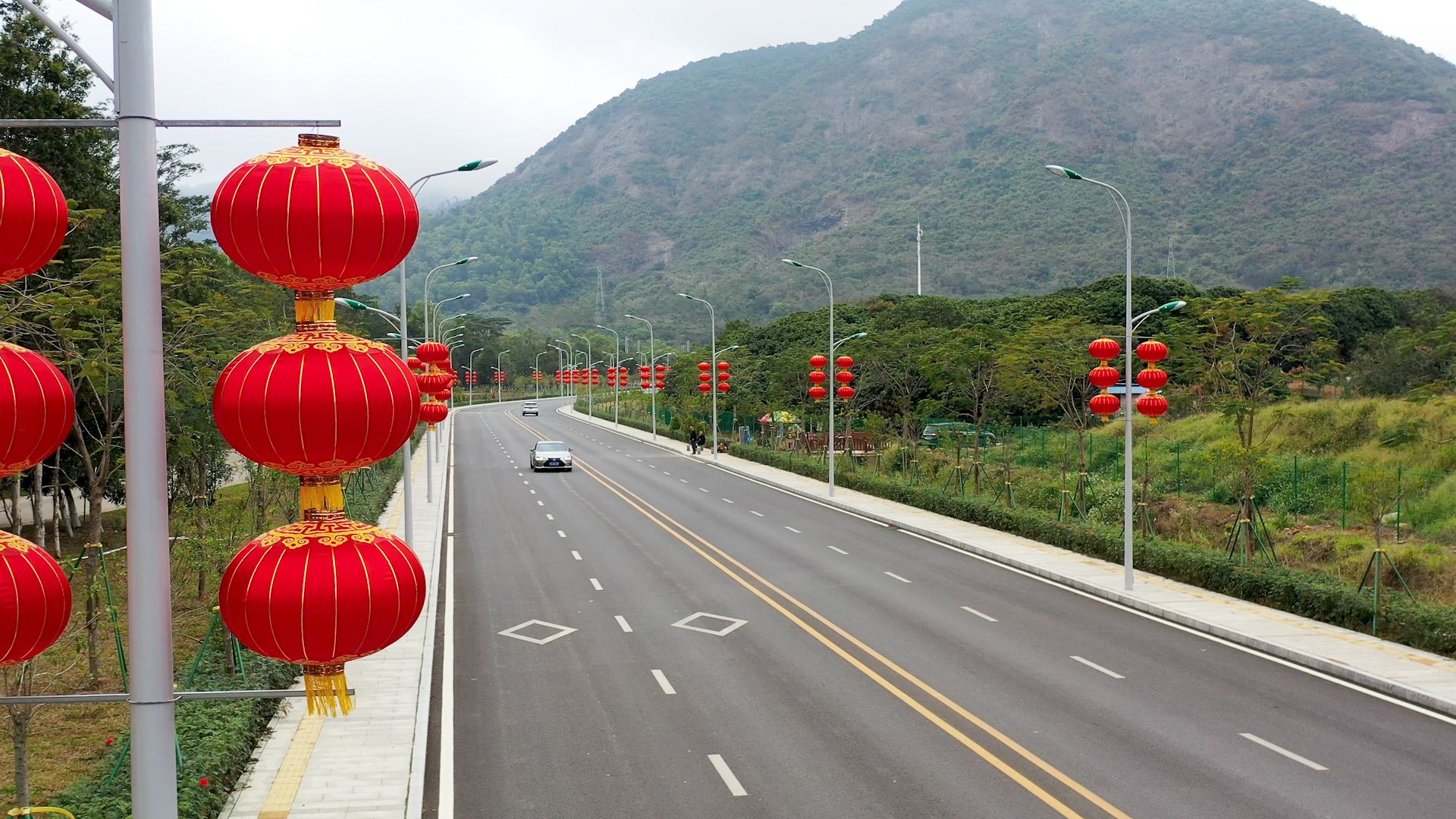 预计春节前可全部完成辖区主干道路的灯笼悬挂工作
