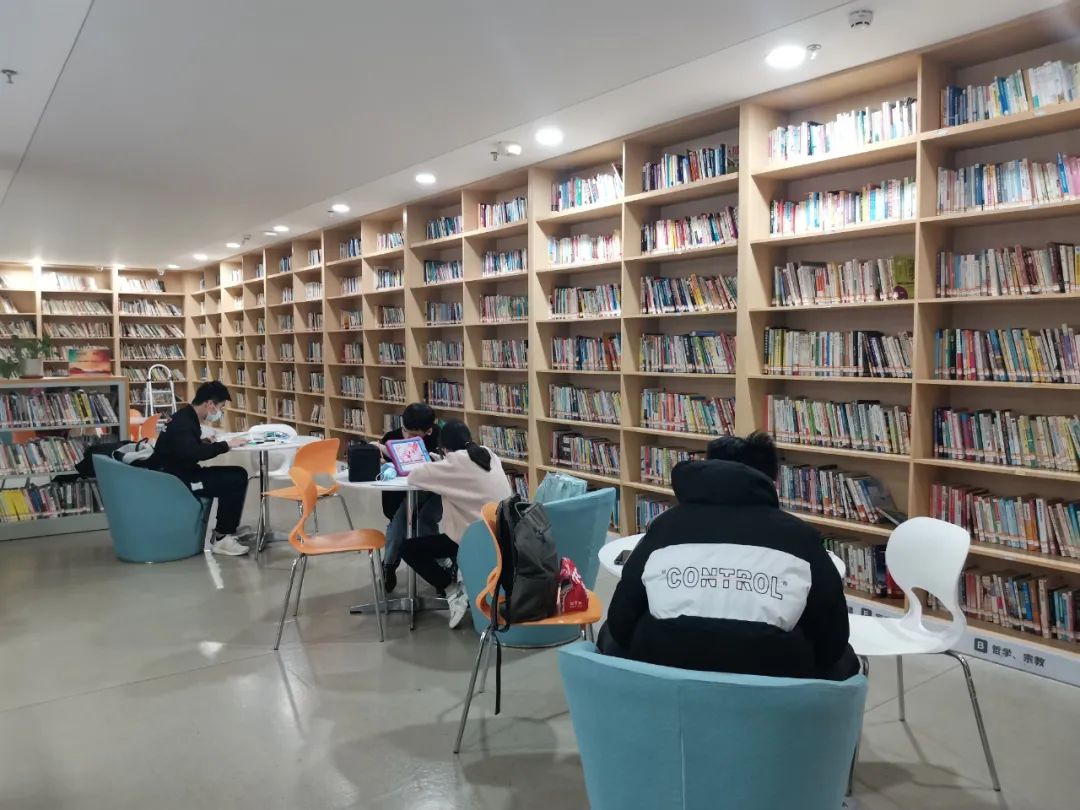 春节假期浸润书香大岭山图书馆成假日网红打卡点