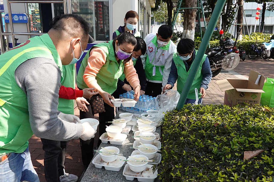 新春走基层爱心午餐送给环卫工人暖胃更暖心