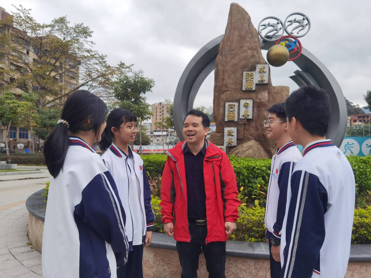 樟木头中学老师陈春景获评2021年第四季度"东莞好人"