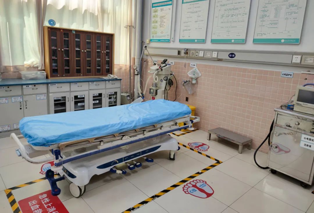 抢救室11:48小莫抵达医院急诊科抢救室.