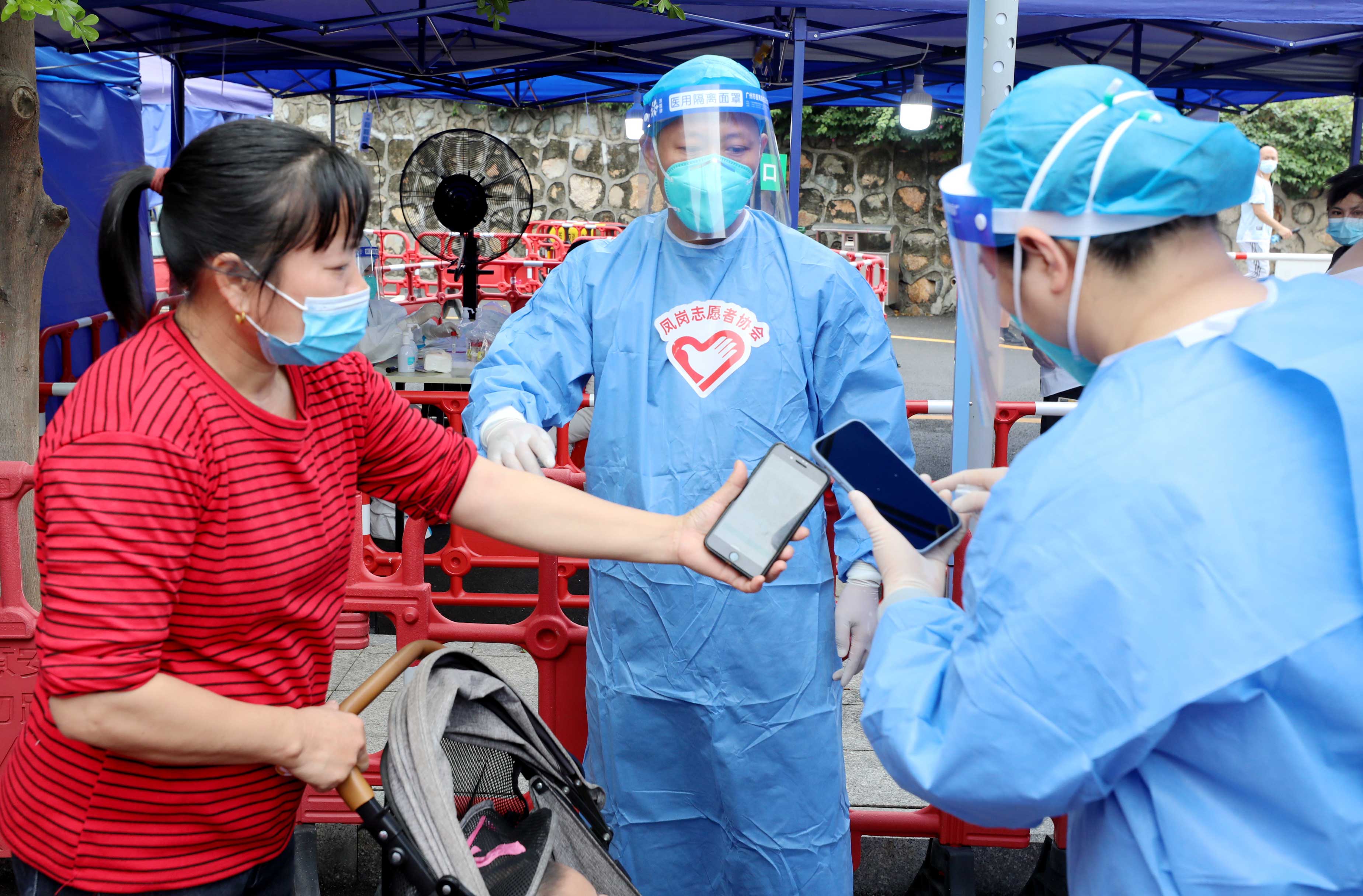 美好家园 共同守护|凤岗:志愿服务汇聚战"疫"暖流