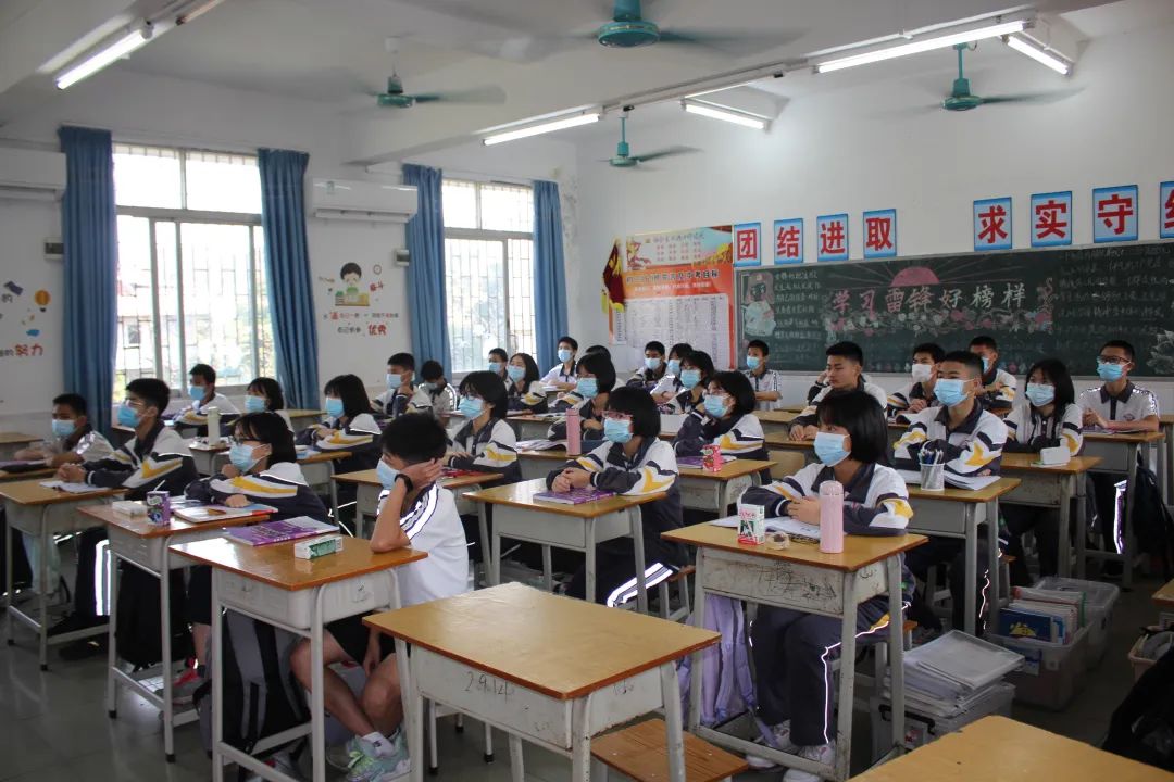 4月6日上午7时起,道滘中学分批次安排初三学生进行返校复课.