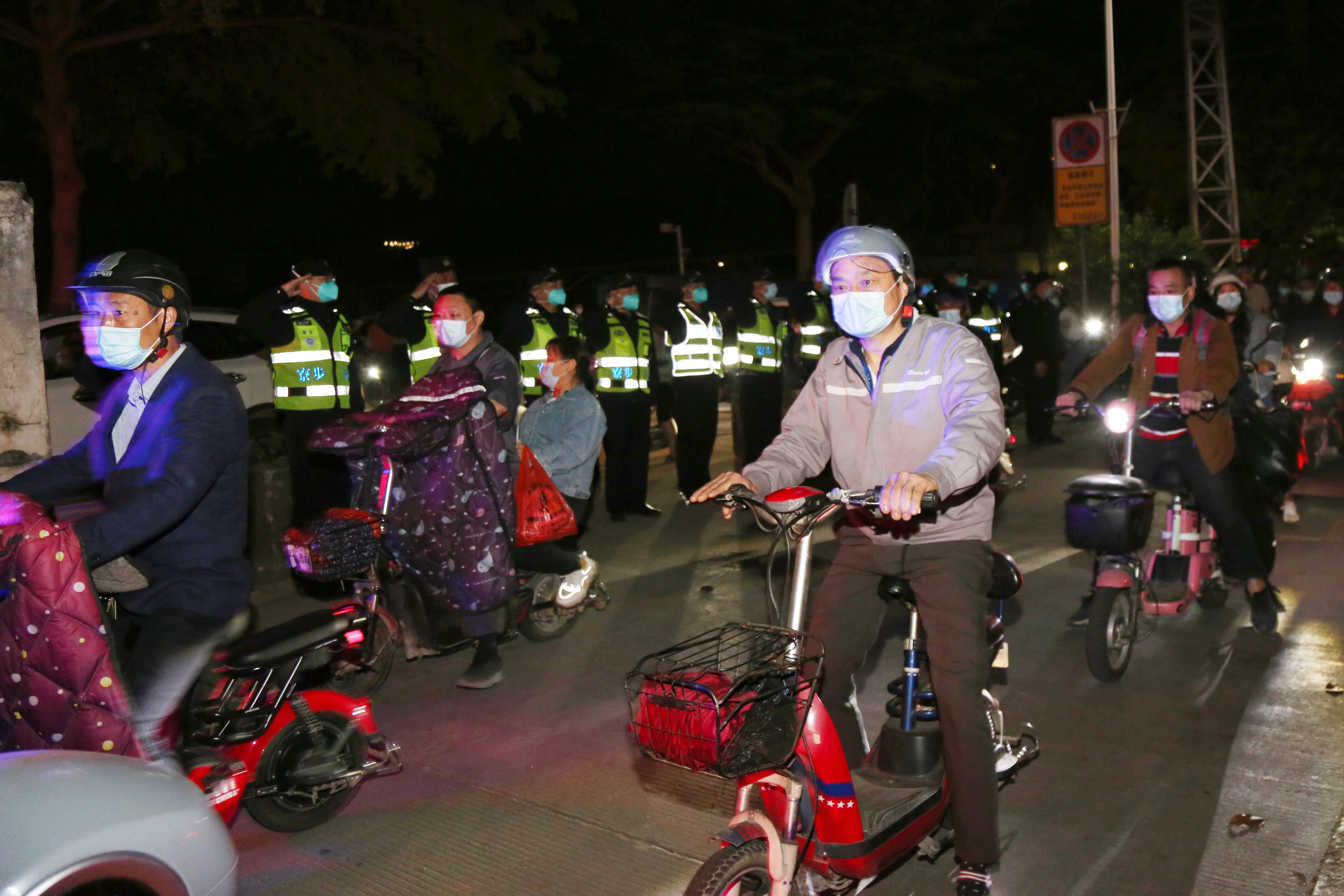 寮步塘唇村4月5日零时解封 公安民警列队护卫群众出村