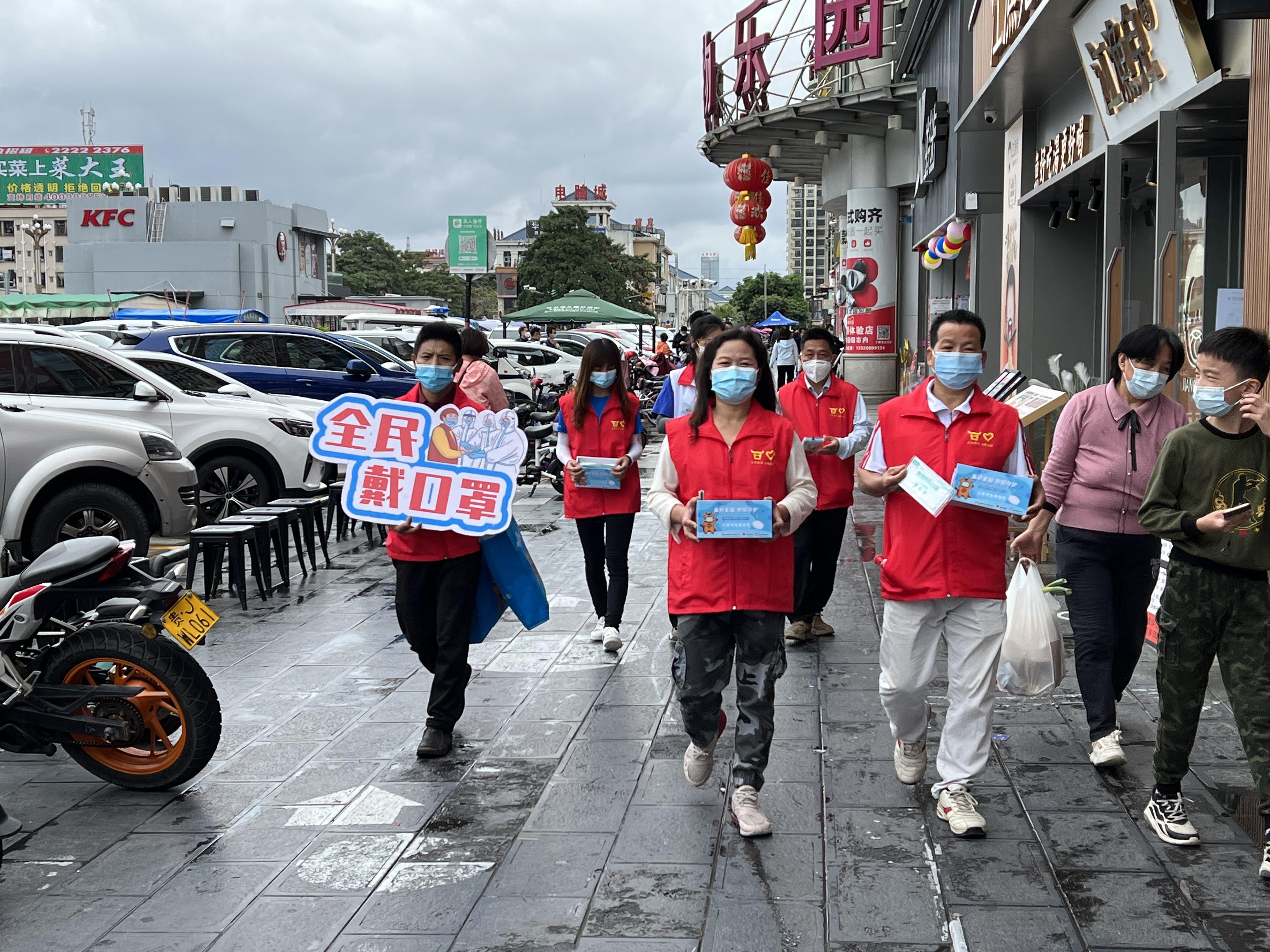 持续开展"全民戴口罩"文明劝导行动   假期防疫不放松