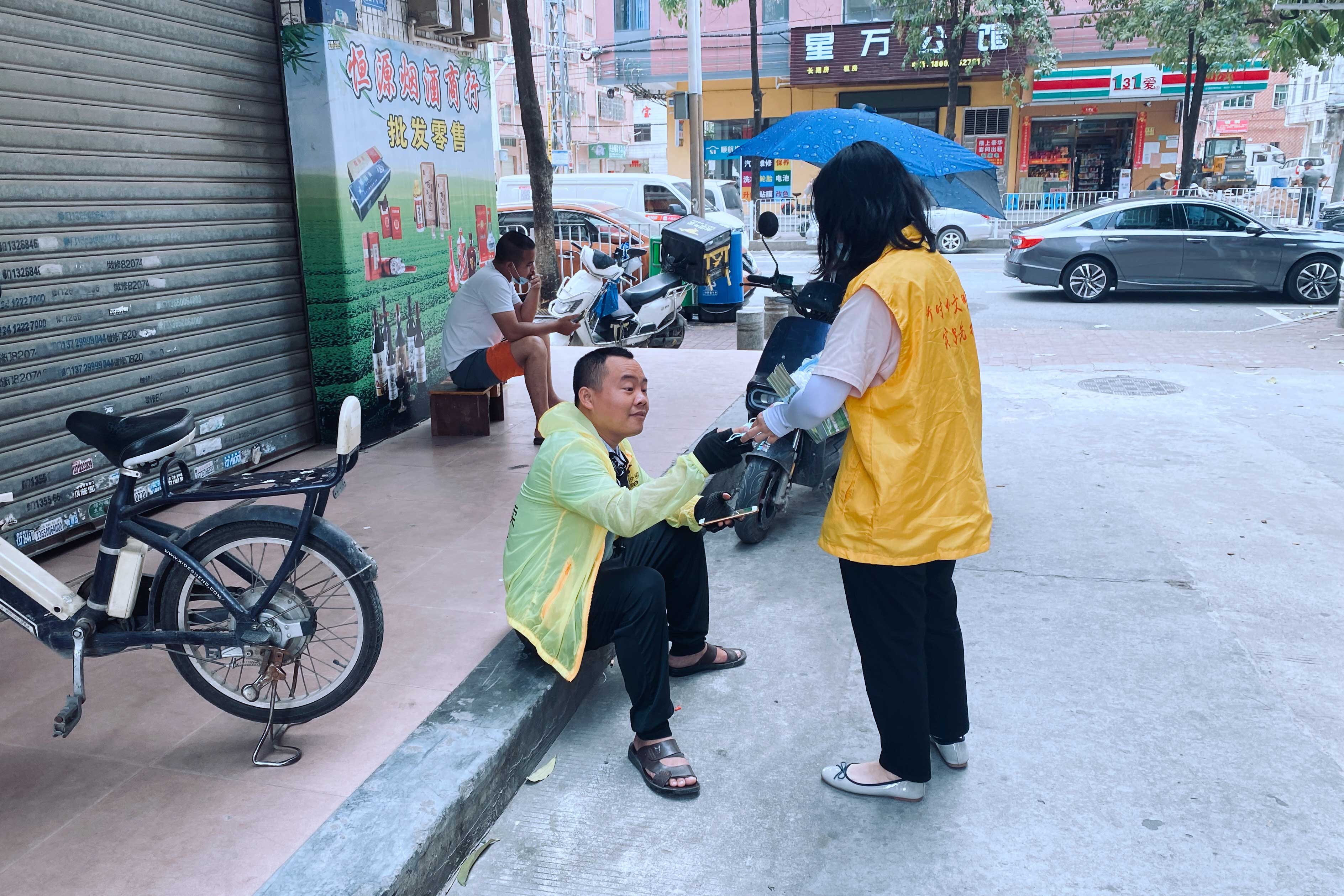 凤岗深入推进"全民戴口罩"文明劝导行动