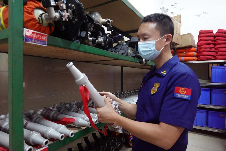 执勤力量,开展站岗和巡查等工作,时刻做好灭火救援准备,全力维护消防