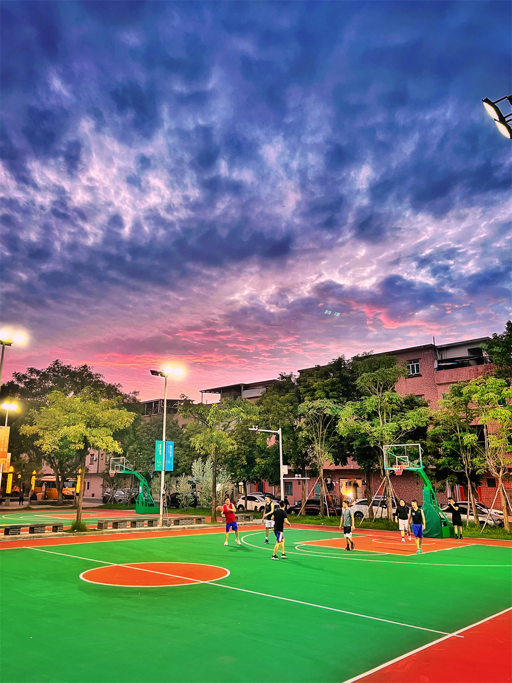 球场上的喜悦(摄影 黄志鸿).jpg