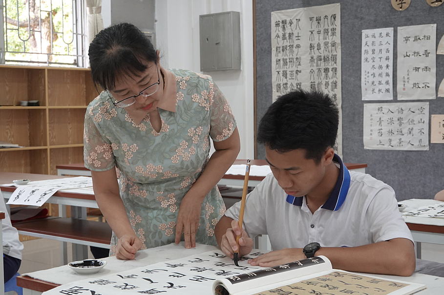 让学生在学习中不断进取,将国粹发扬光大,力争将虎门中学成为东莞及