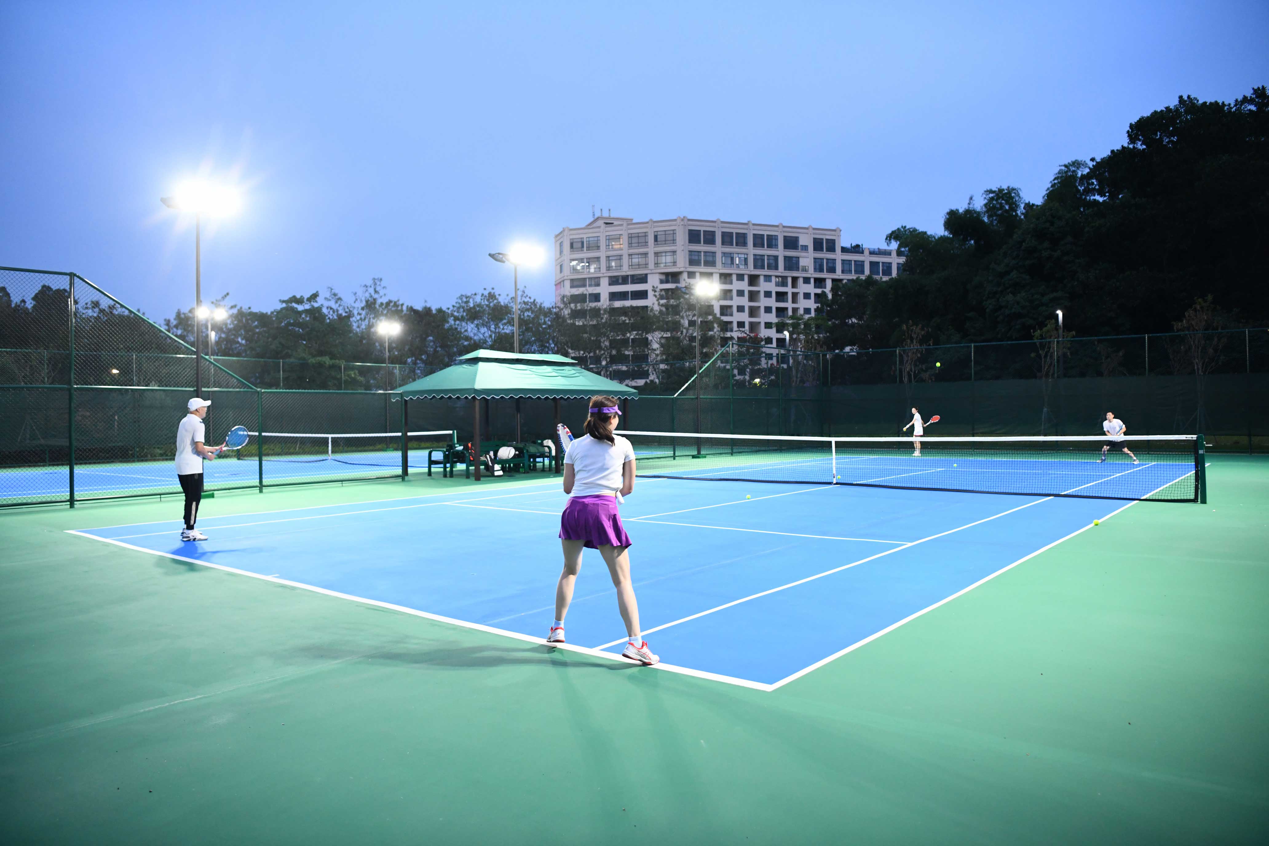 记者在碧湖体育公园看到,已经有不少群众在足球场,网球场,篮球场上