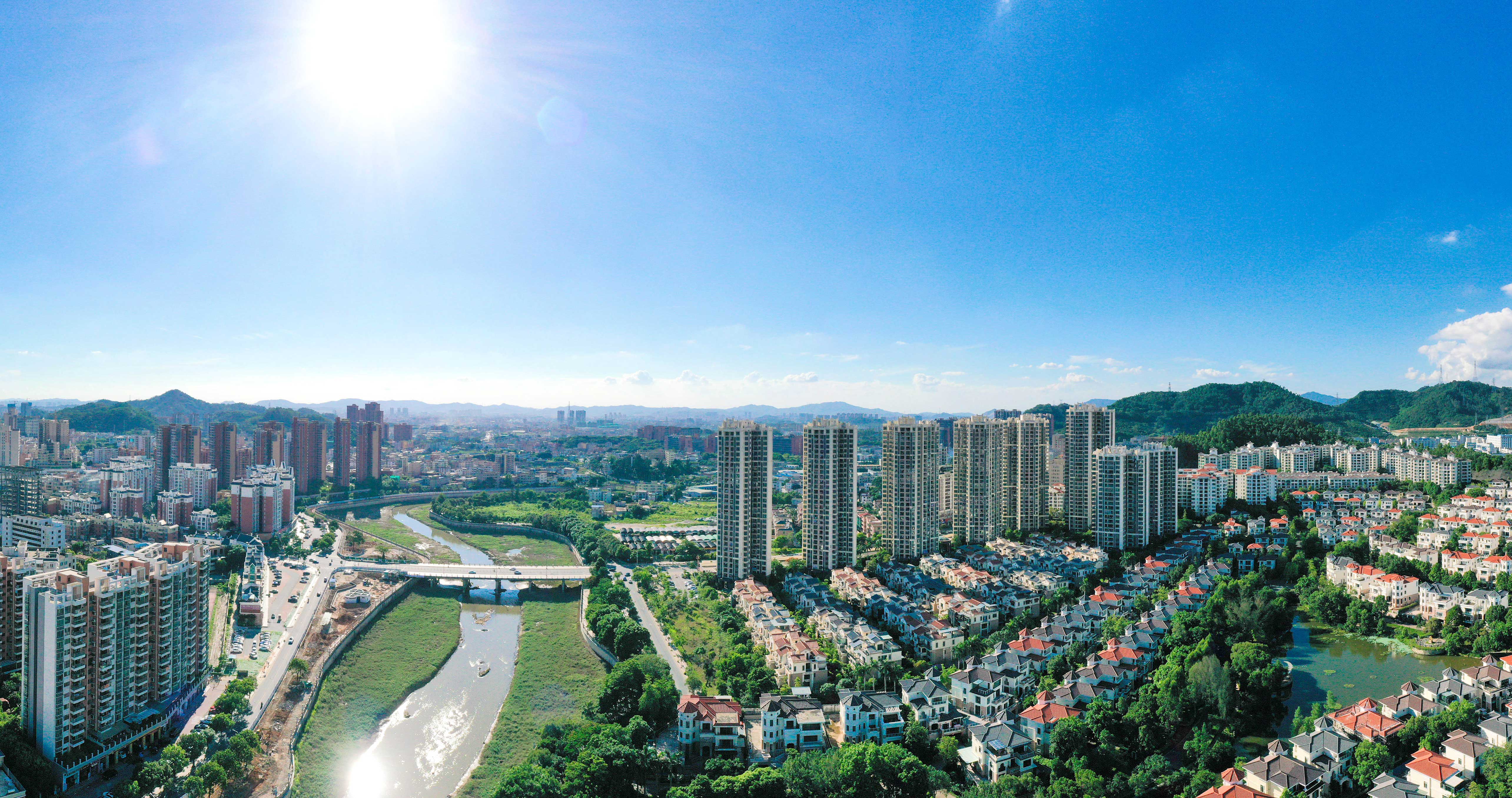 全媒体记者一行,以集中座谈交流的形式对凤岗镇委书记张耀洪进行专访