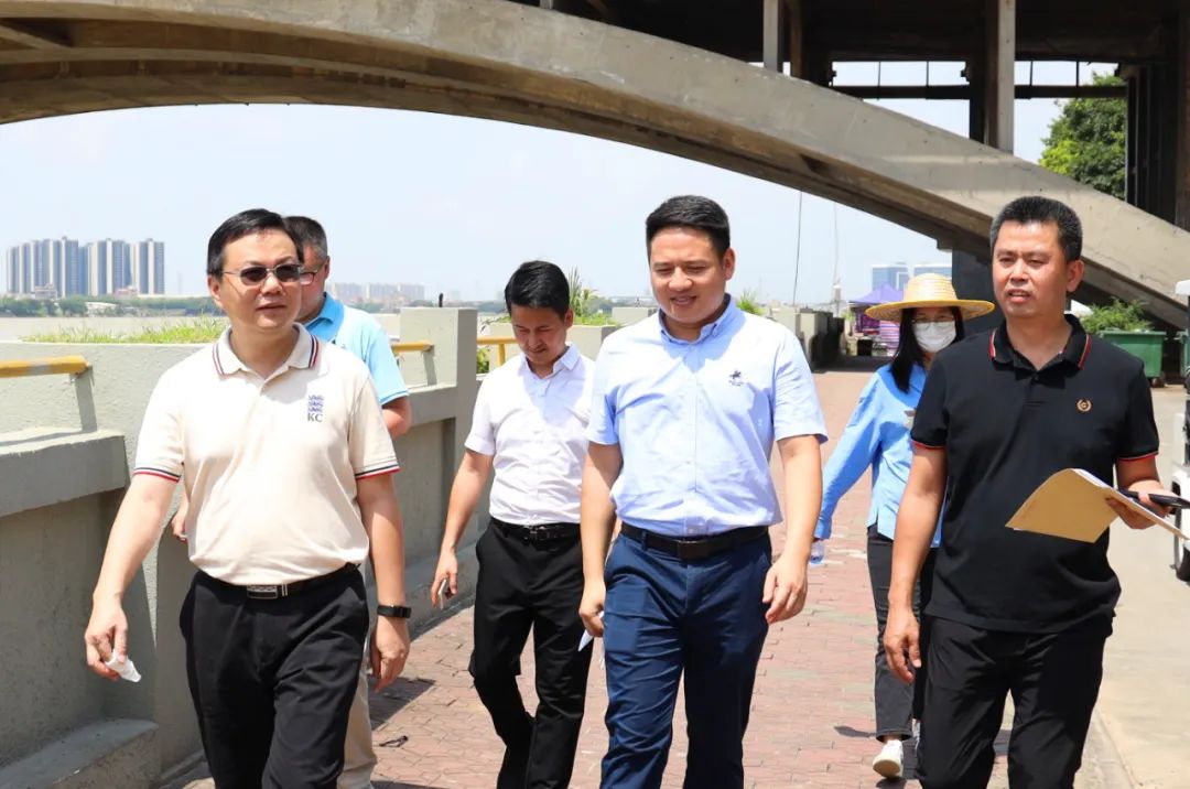 镇委副书记,镇长曾庆云一行在江南社区东江北干流,官湖水泥紫桥督导
