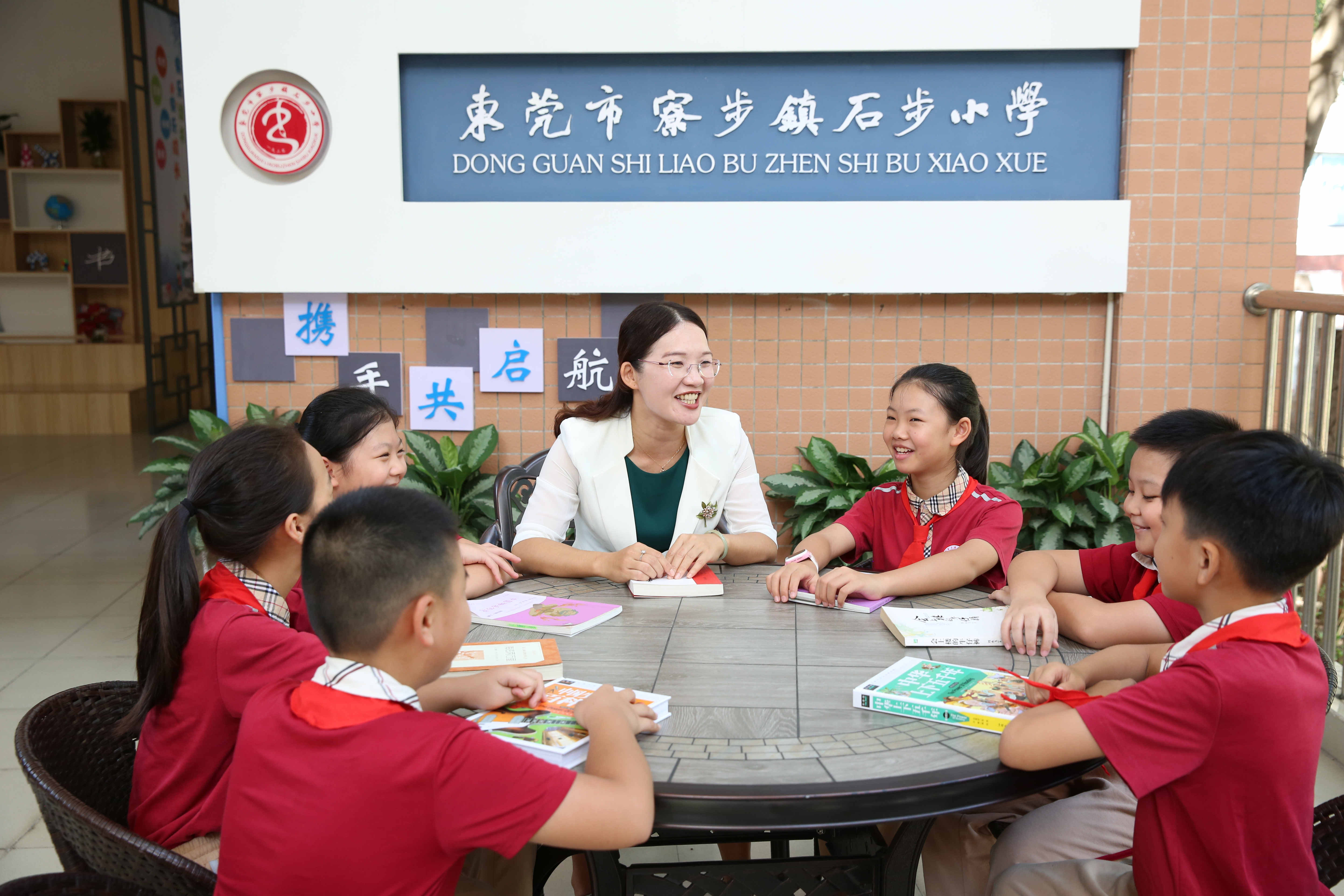 ";在老师眼中,她是关怀备至的"大家长",她,就是石步小学校长陈映章