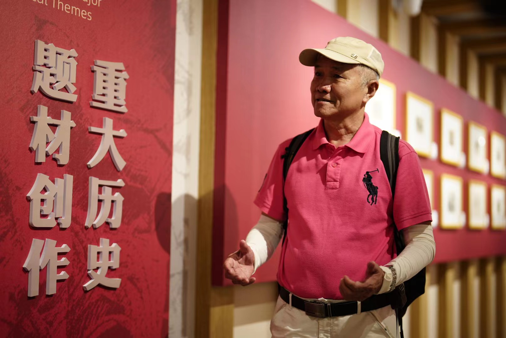 东纵老战士张松鹤战友后人参观张松鹤艺术与文献展