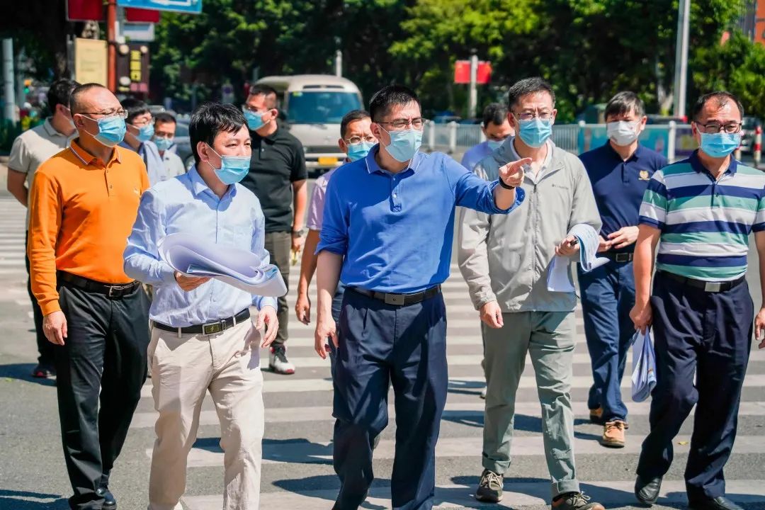 调研组先后前往太和路,龙腾路,石排大道,李横大道等镇内主干道,实地