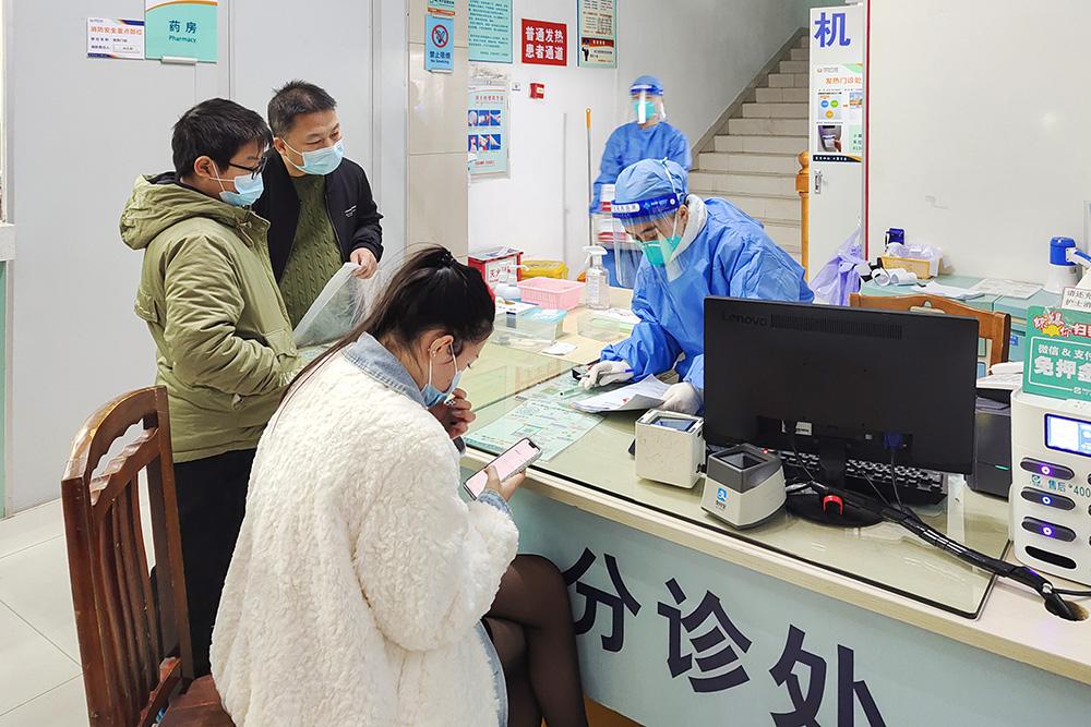 石龙两家医院的新冠发热门诊在线问诊,安坐家中即可送药到家!