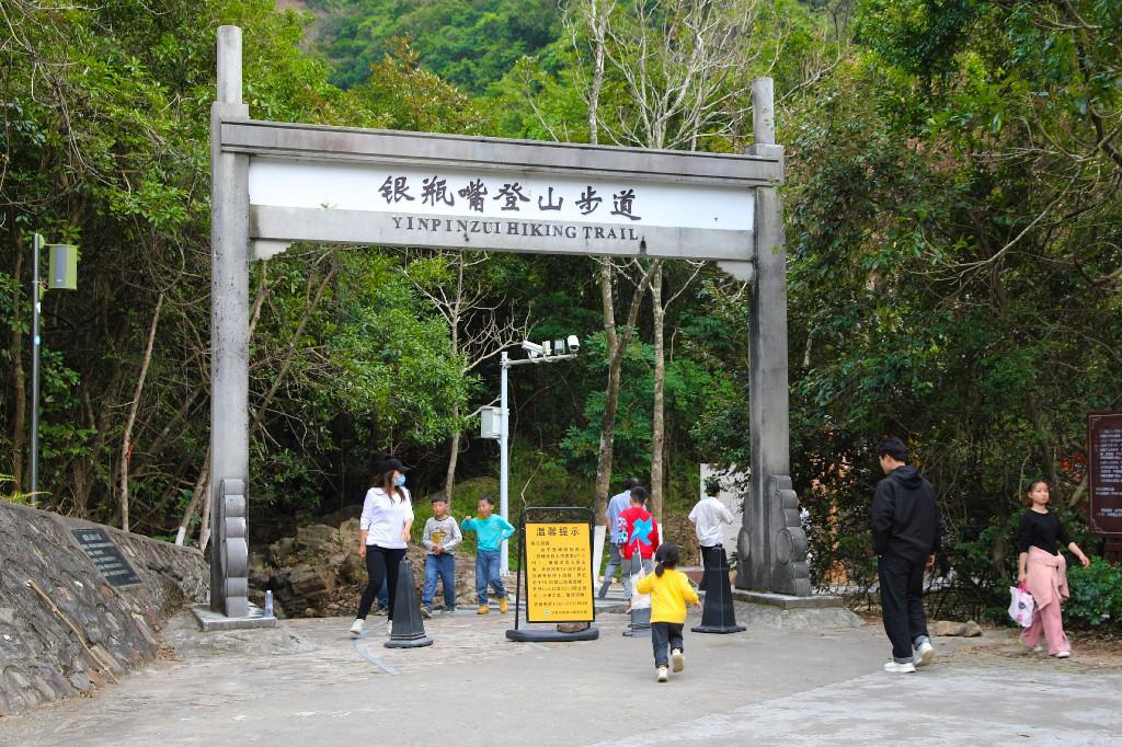 火红的灯笼,飘扬的风车装饰,芳香扑鼻的鲜花……在银瓶山森林公园谢岗