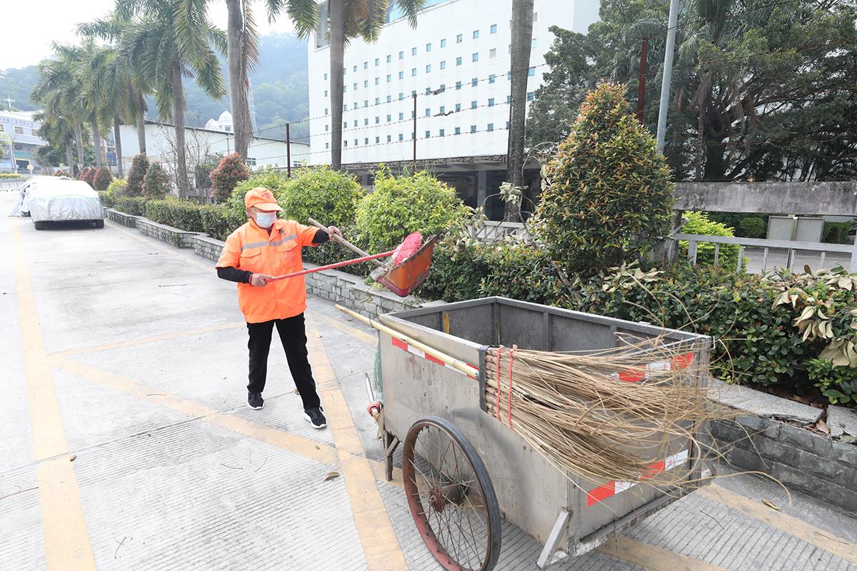 凤岗:环卫工人不打烊 坚守岗位保"春洁"