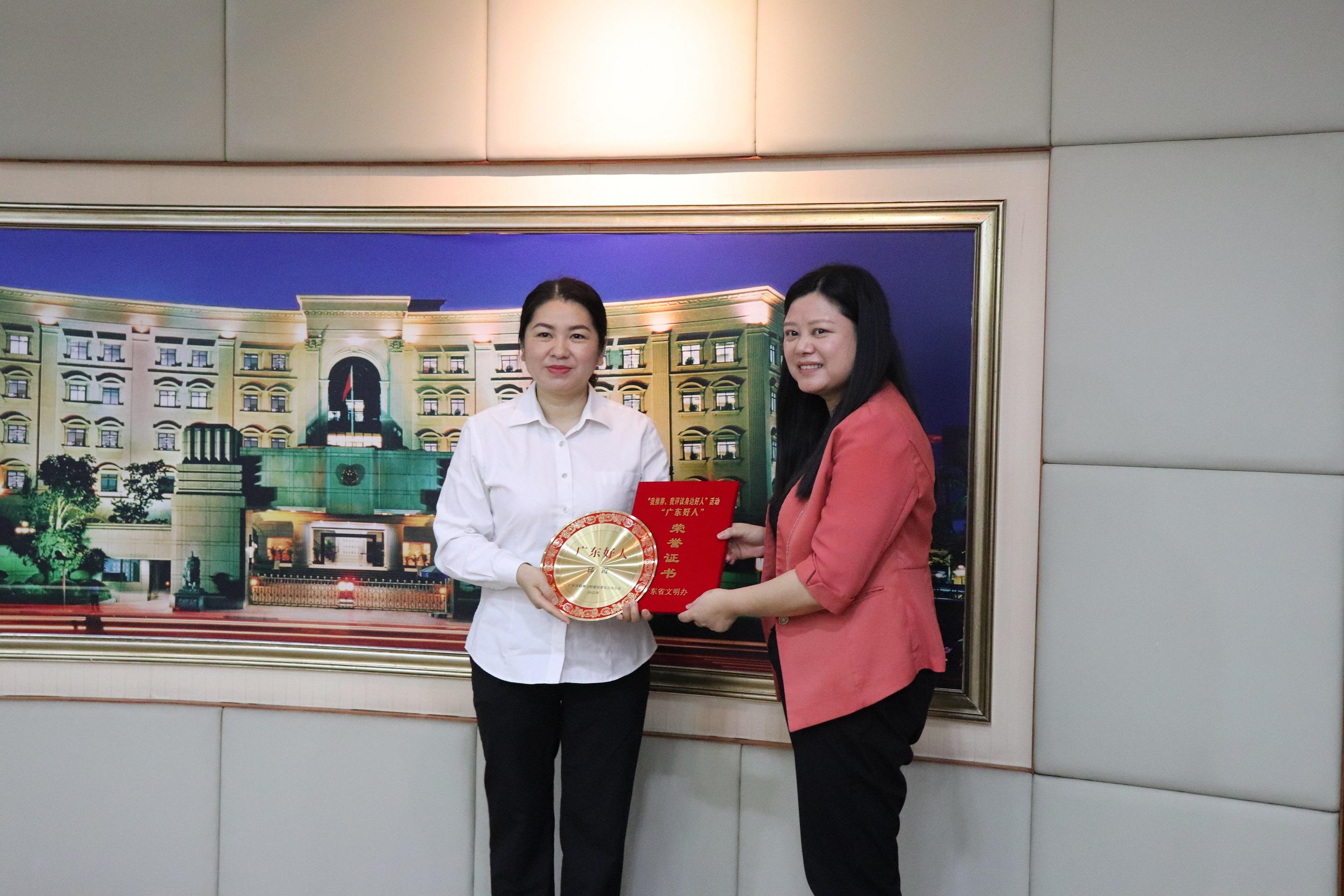 高架桥上救助小孩女干警邱霞获"广东好人"称号