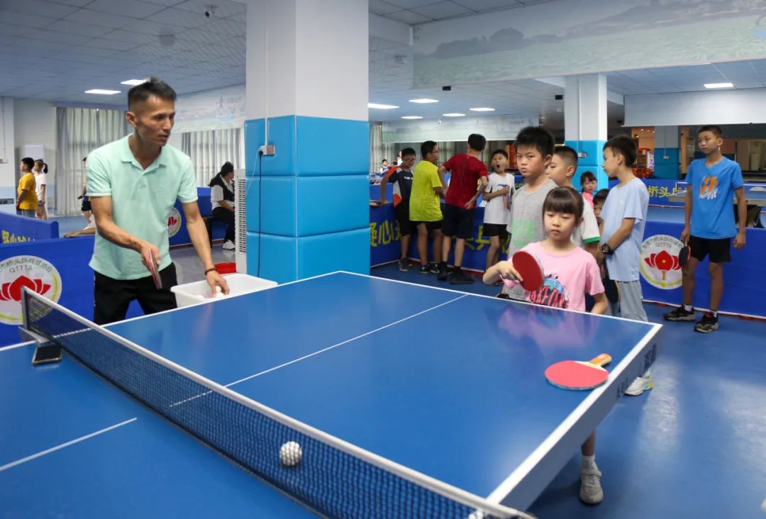 桥头体育管理服务中心工作人员告诉记者,乒乓球公益培训班是中心在