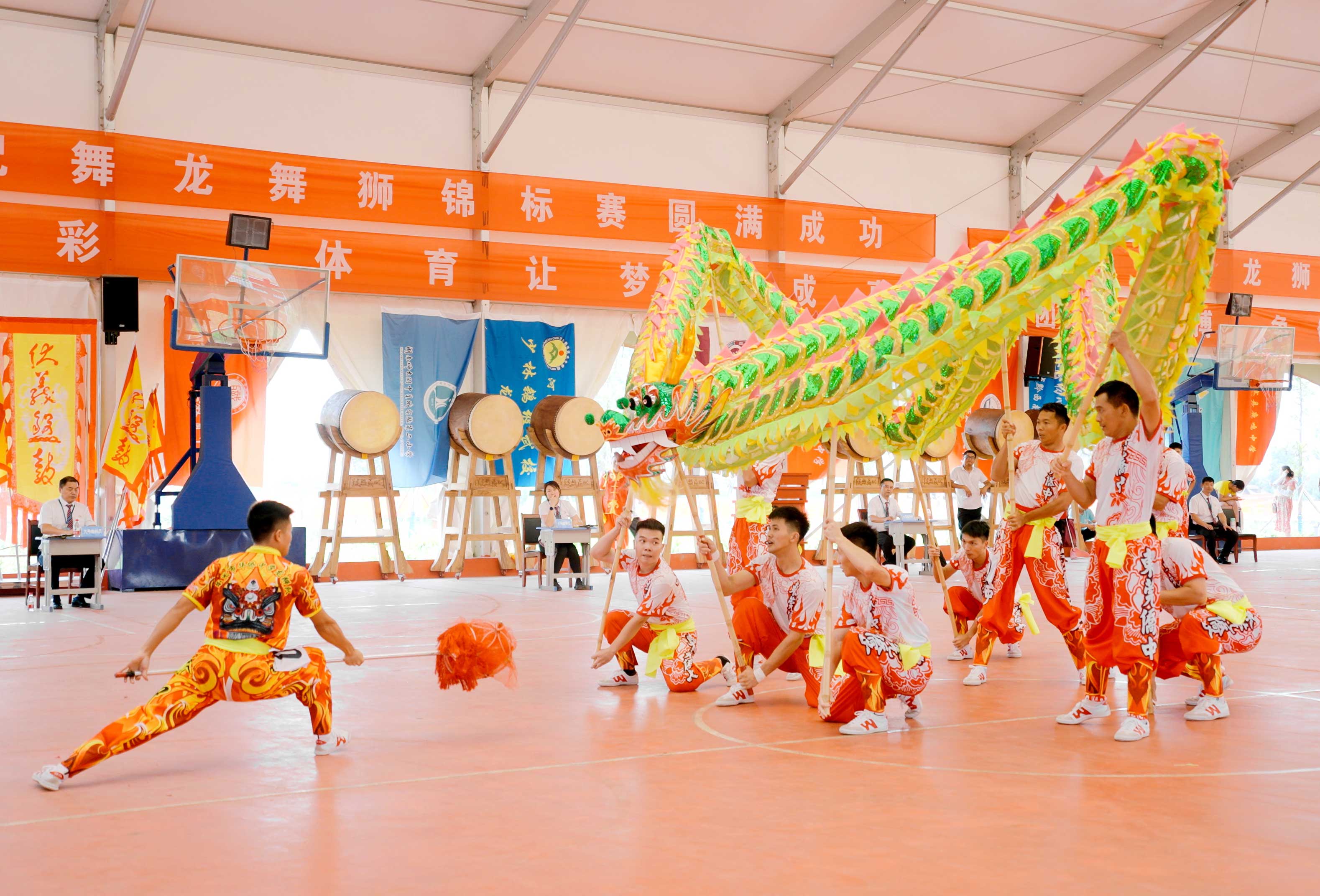 两冠一亚华侨中学龙狮队载誉归来