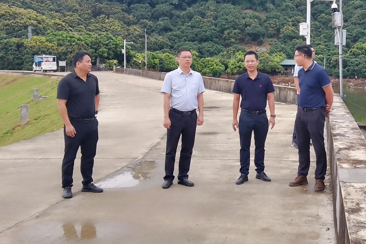 当天,镇党委委员殷伟文等镇领导也深入到大龙村等村(社区)督导防御