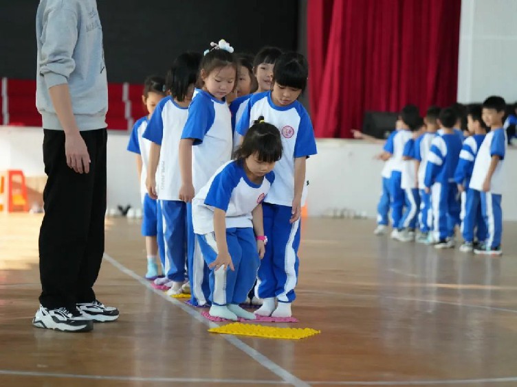 大朗镇中心小学:运动燃激情 金秋展风采