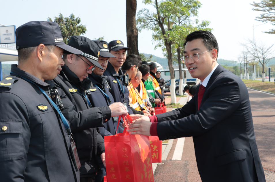 虎门镇领导向春节坚守岗位工作人员送上慰问