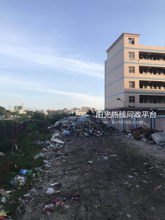 石碣镇涌口村力竹围工业区门口垃圾堆成山臭气熏天已经堵了一半门口